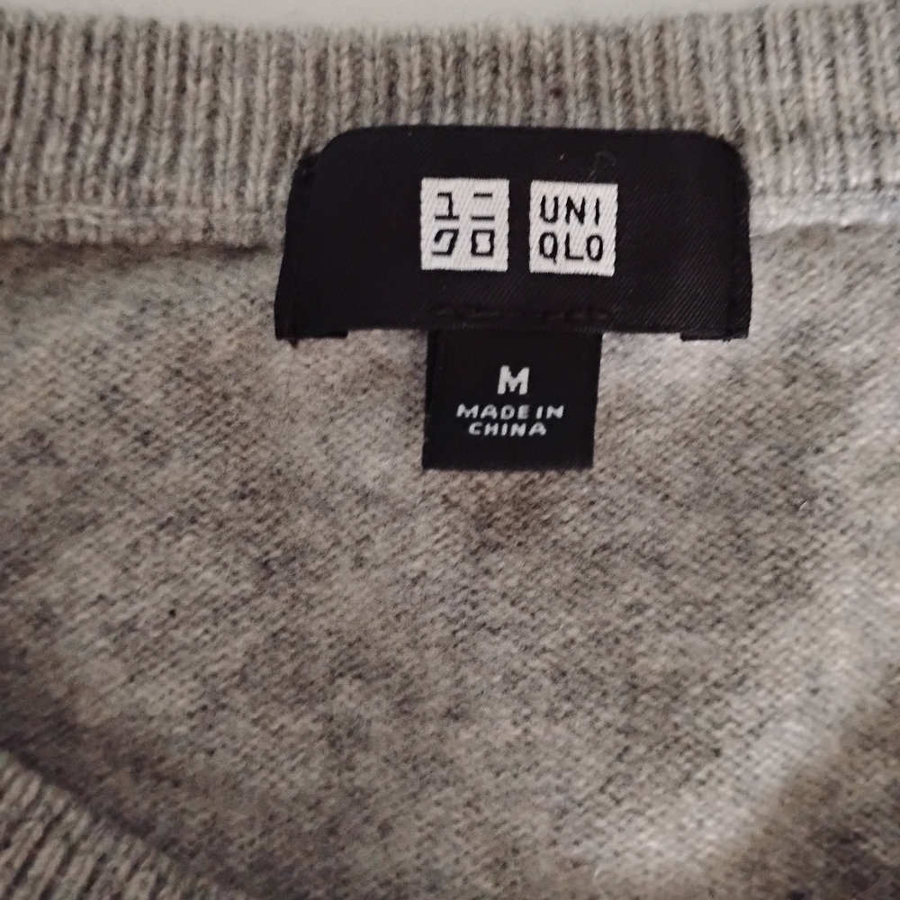 Uniqlo Cashmere Crewneck Sweater Classic Gray Preppy Cozy Unisex Size Medium - Picture 10 of 12
